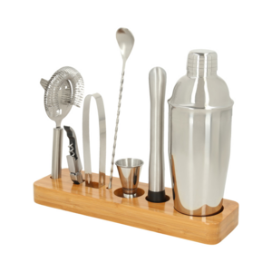 HO-095, Set de preparación de bebidas con base de madera sólida. Incluye 7 piezas: Shaker con colador y tapa, pinzas, saca corchos, dosificador, colador/mezclador, cuchara y macerador.
